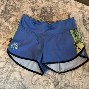 INKnBURN Women’s Peacock Running Shorts in EUC